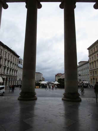 Bakom pelarna som reser sig framför kyrkan Sant’Antonio Taumaturgo. Längst bort ser vi Triestebukten.
