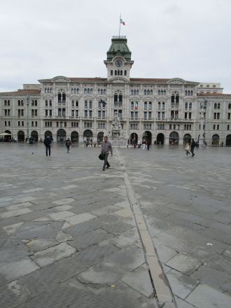 Stadshuset varifrån man har utsikt över Triestebukten.