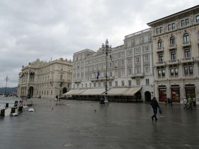 Torgets högra sida (om man står vänd mot havet).