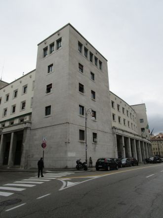 ”Questura” – polismyndighet mittemot Romerska teatern.