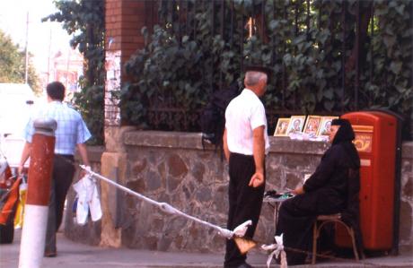 Ortodox nunna säljer ikoner utanför ett sjukhus i Cluj-Napoca.