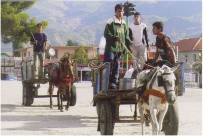 I Elbasan genljuder gatorna av klappret av hovar från de många hästskjutsarna.