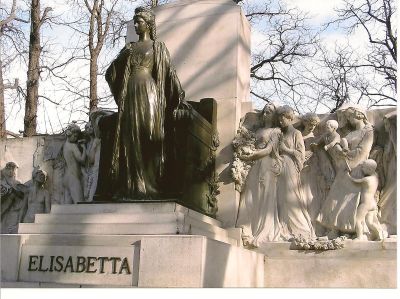 Kejsarinnan Elisabeth uppvaktas i skulpturgruppen framför järnvägsstationen i Trieste.