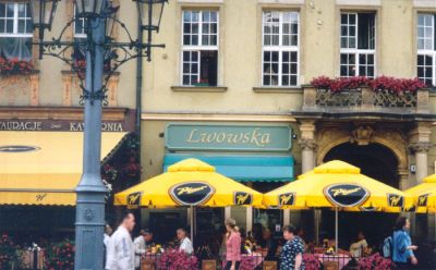 En stor del av Wrocławs befolkning har sina rötter i nuvarande västra Ukraina. Staden Lviv låg i Polen fram till andra världskrigets slut. Här ser vi kafé Lwowska (Lwów är den polska benämningen på staden). Parasollerna på uteserveringen gör reklam för ölmärket Piast, som i första hand är namnet på den äldsta polska dynastin.