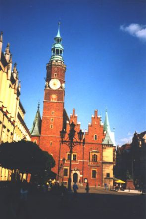 Rådhuset, västra fasaden. På 1300-talet restes tornet och år 1367 tillkom det mekaniska uret.